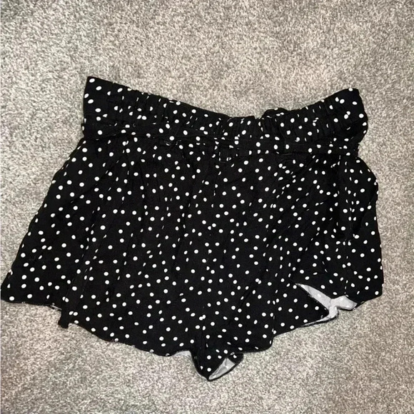 Aritzia -  Talula Shorts - Picture 2 of 6